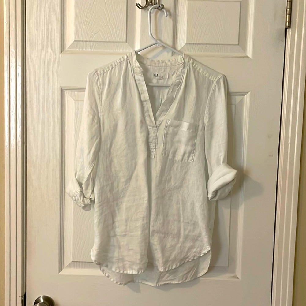 GAP 100% linen popover shirt. Short tunic length. Great for Summer. Size XS